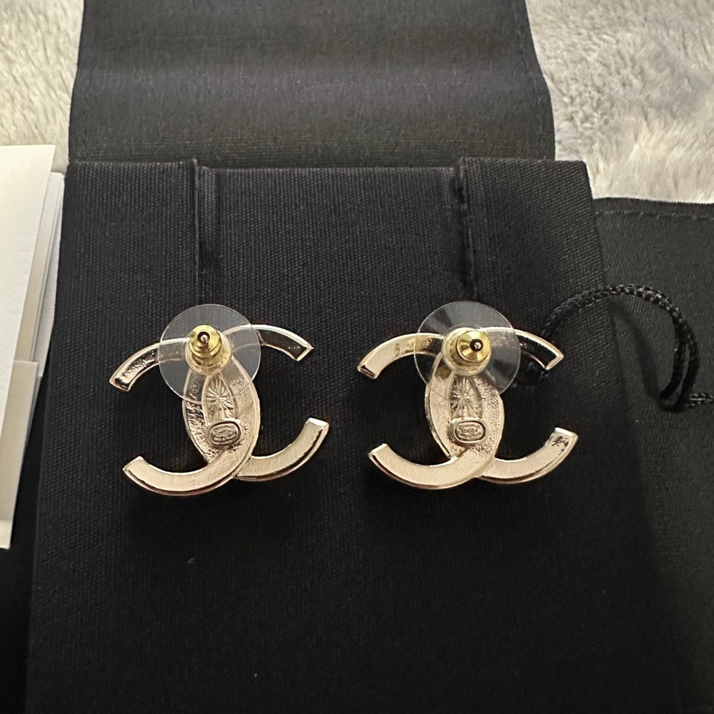 ❌ SOLD ❌ Chanel 23S Large CC stud earrings with crystals - Picture 3 of 5